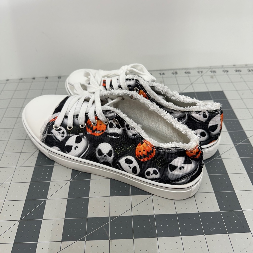 Cozy Raw Trim Low Top Skate Shoes Nightmare Before Christmas Halloween 9.5 Women